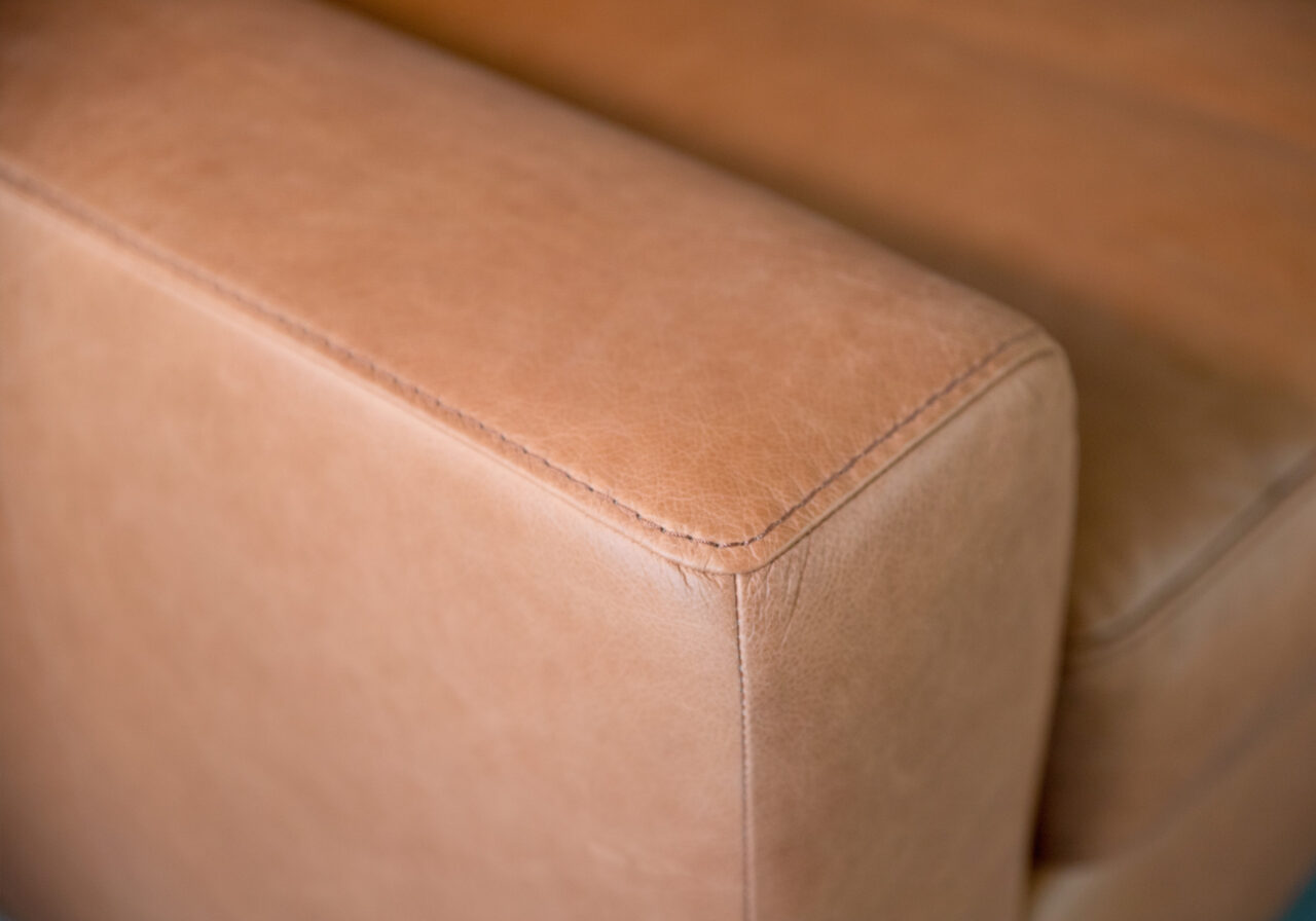 Lucca Sectional in L.Camel, Detail